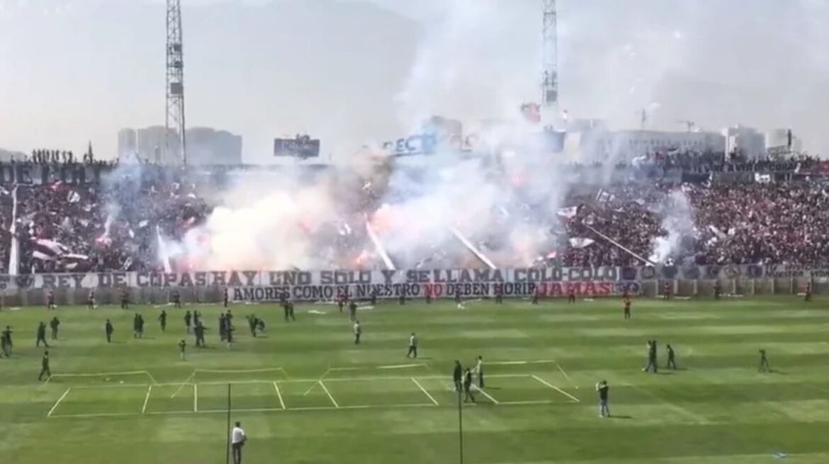 Se derrumbó el techo de una tribuna del estadio de Colo Colo en pleno banderazo de los hinchas