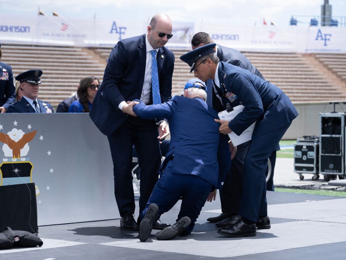 Joe Biden se cayó en un evento de la Fuerza Aérea; estas han sido las veces que se ha caído