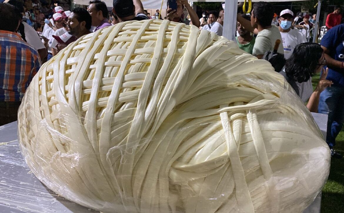 Chiapas rompe el Récord Guiness al crear el quesillo más grande del mundo