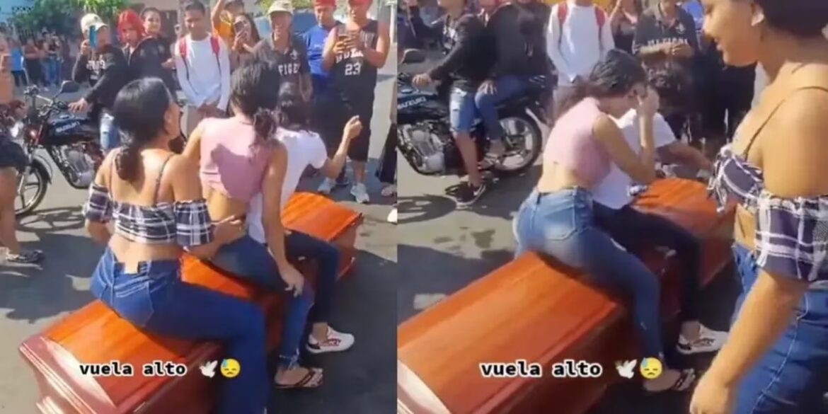 Mujeres perrean sobre el ataúd de su amiga muerta y generan polémica