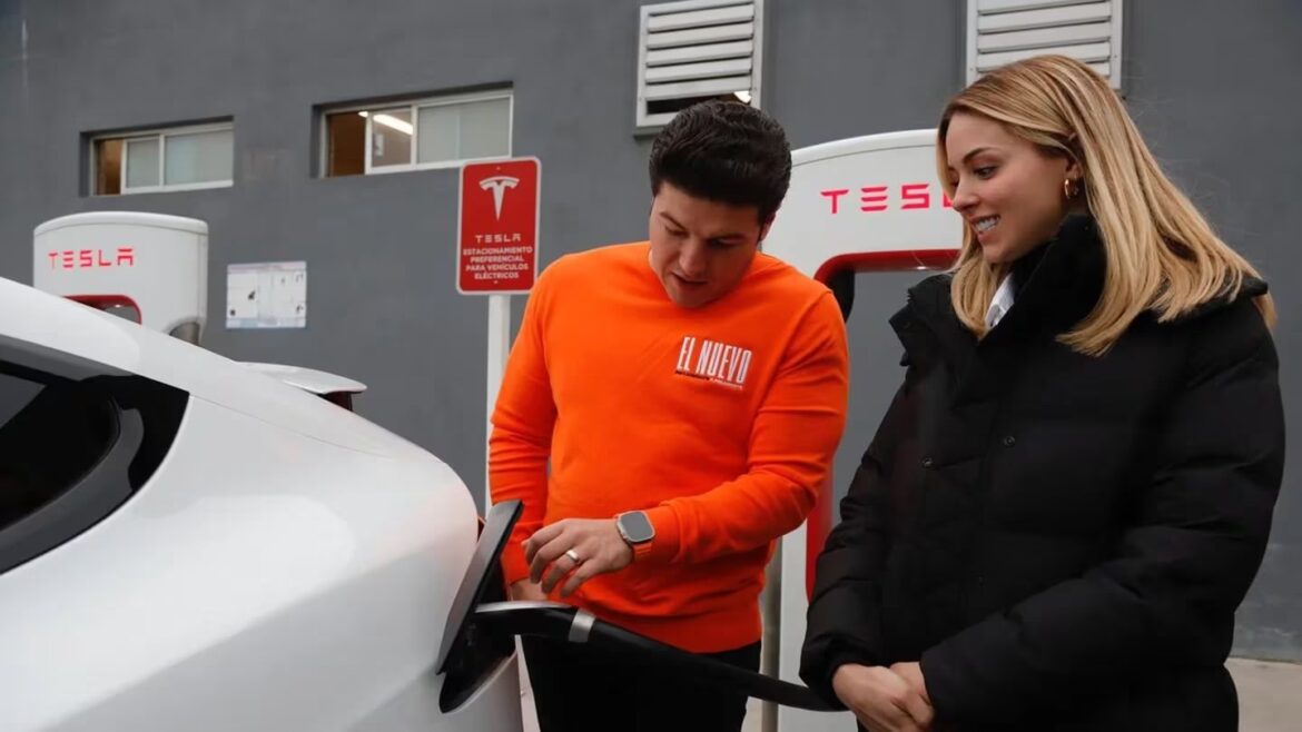 Samuel García hace campaña con un Tesla de 2.4 mdp; en redes lo critican