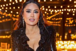 ¡Chile ardiente! Salma Hayek presume sus increíbles curvas con un