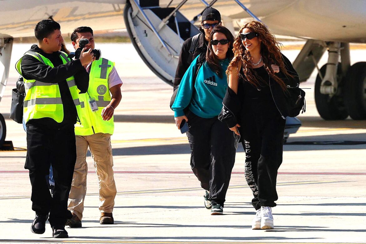 shakira-equipo-aterrizan-en-mexico